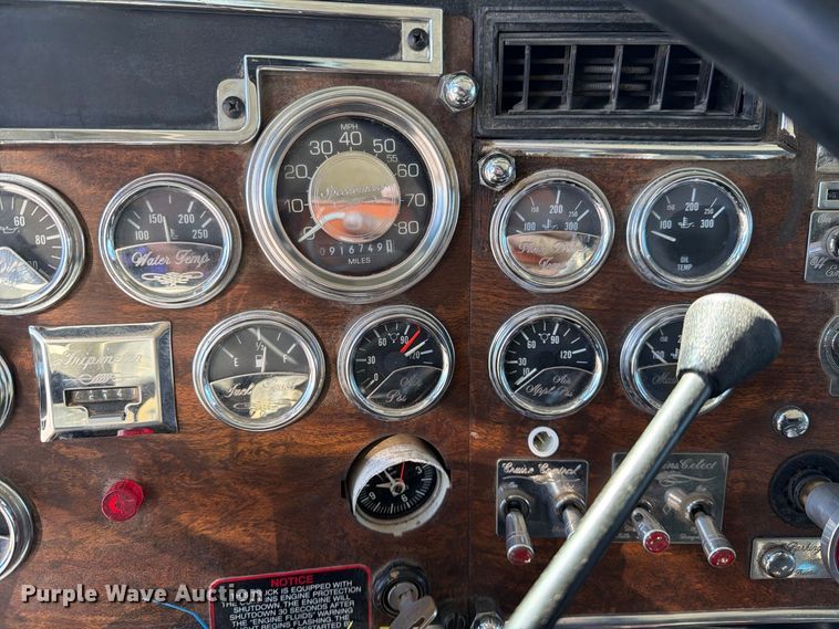 image for item DV8712 1996 Peterbilt 379 semi truck