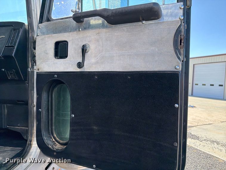image for item DV8712 1996 Peterbilt 379 semi truck