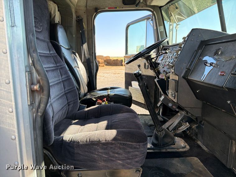 image for item DV8712 1996 Peterbilt 379 semi truck