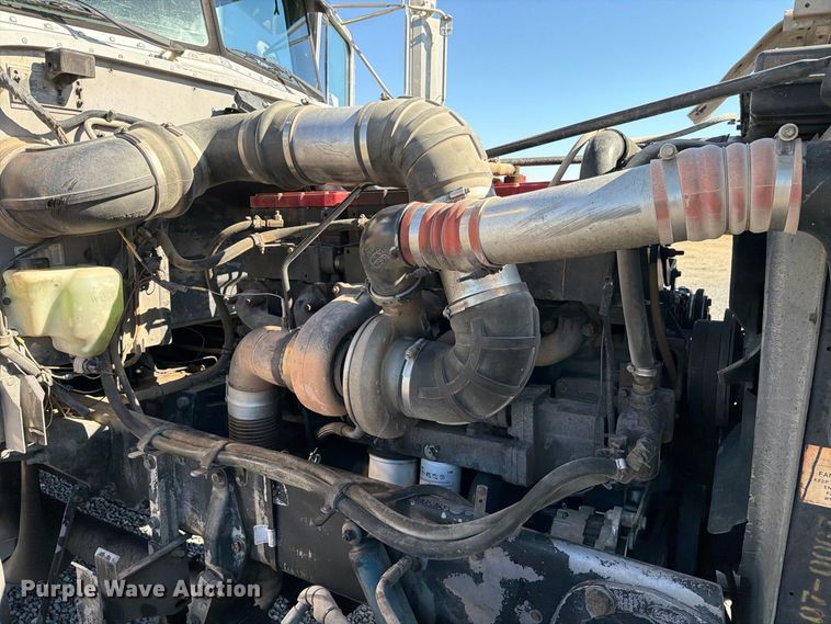 image for item DV8712 1996 Peterbilt 379 semi truck