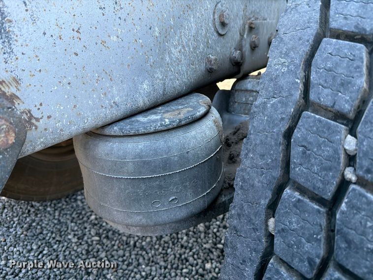 image for item DV8712 1996 Peterbilt 379 semi truck