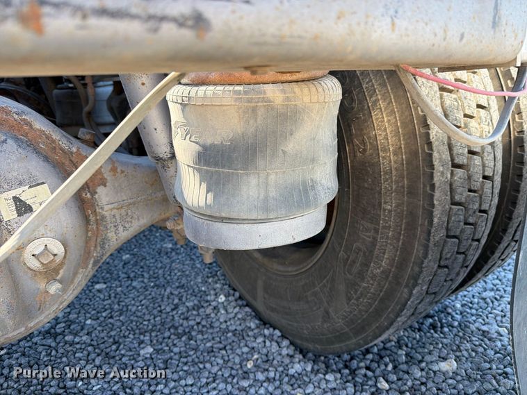 image for item DV8712 1996 Peterbilt 379 semi truck