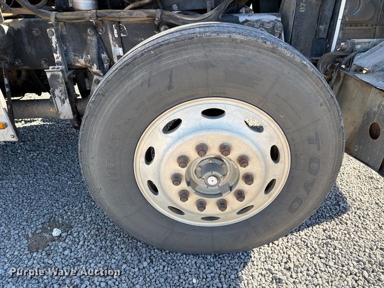 image for item DV8712 1996 Peterbilt 379 semi truck