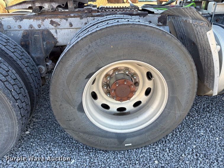 image for item DV8712 1996 Peterbilt 379 semi truck