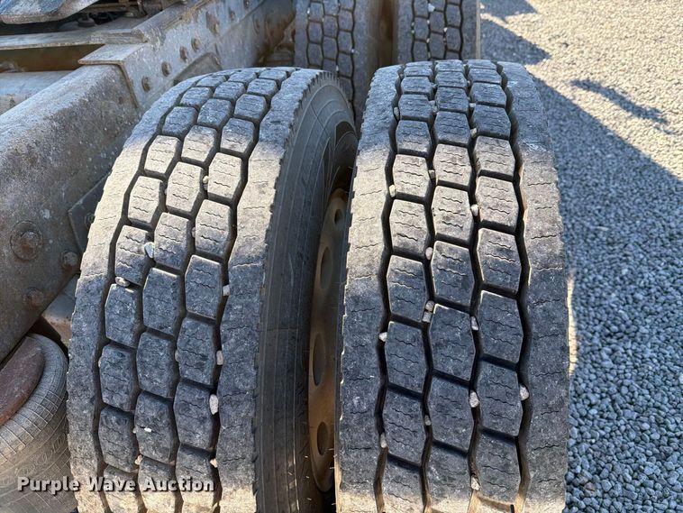image for item DV8712 1996 Peterbilt 379 semi truck