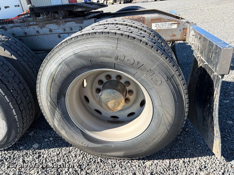 image for item DV8712 1996 Peterbilt 379 semi truck