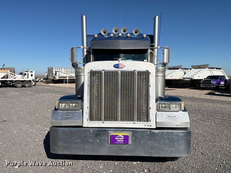 image for item DV8716 2001 Peterbilt 379 semi truck