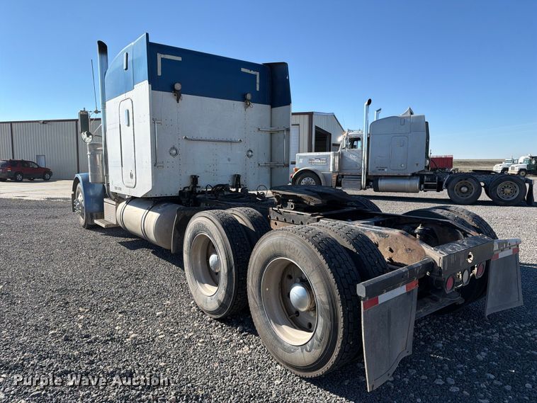 image for item DV8716 2001 Peterbilt 379 semi truck