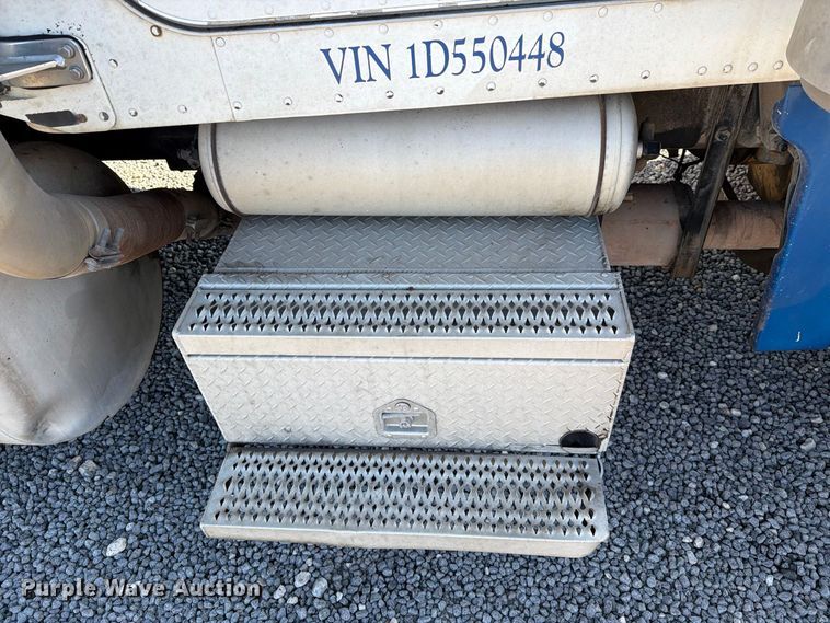 image for item DV8716 2001 Peterbilt 379 semi truck