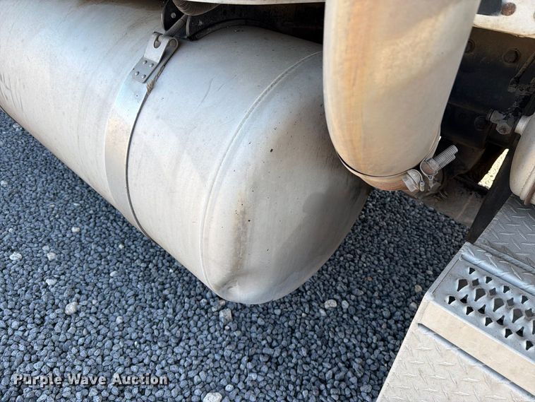 image for item DV8716 2001 Peterbilt 379 semi truck