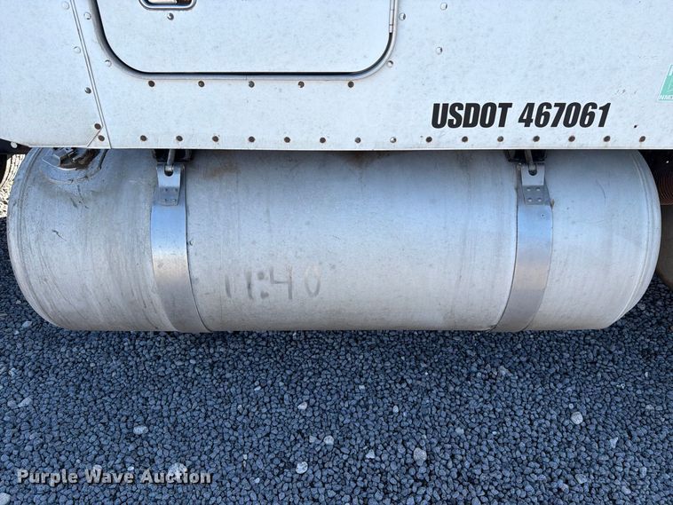 image for item DV8716 2001 Peterbilt 379 semi truck