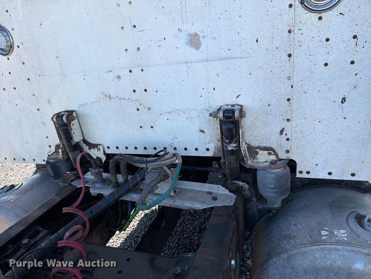 image for item DV8716 2001 Peterbilt 379 semi truck