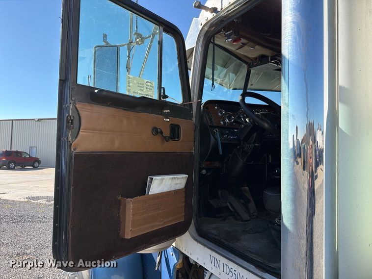 image for item DV8716 2001 Peterbilt 379 semi truck