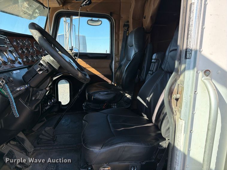 image for item DV8716 2001 Peterbilt 379 semi truck