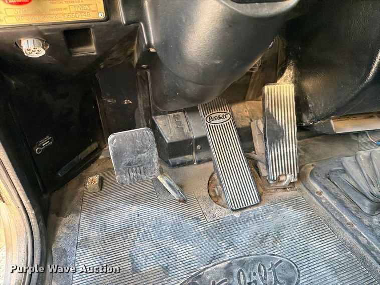 image for item DV8716 2001 Peterbilt 379 semi truck