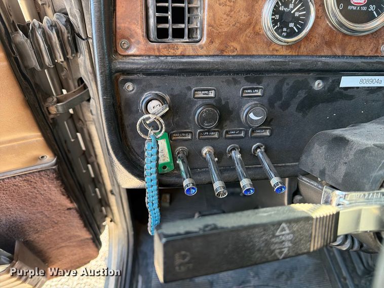 image for item DV8716 2001 Peterbilt 379 semi truck