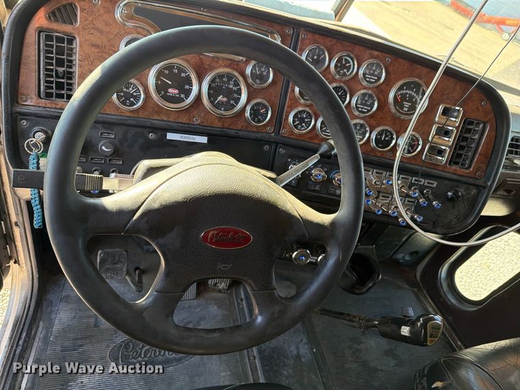 image for item DV8716 2001 Peterbilt 379 semi truck