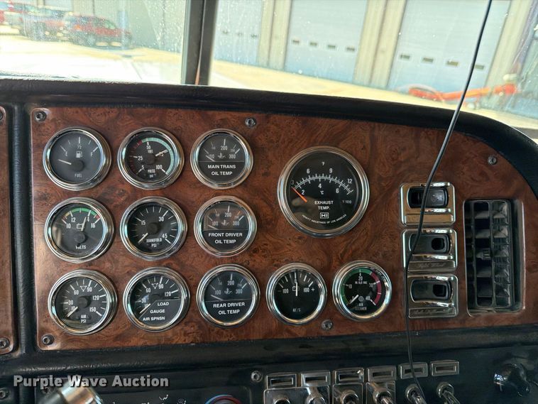image for item DV8716 2001 Peterbilt 379 semi truck