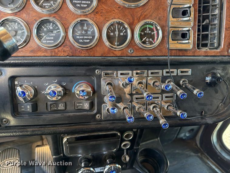 image for item DV8716 2001 Peterbilt 379 semi truck