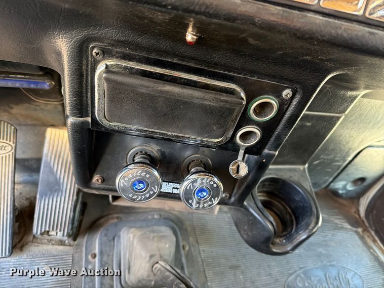 image for item DV8716 2001 Peterbilt 379 semi truck
