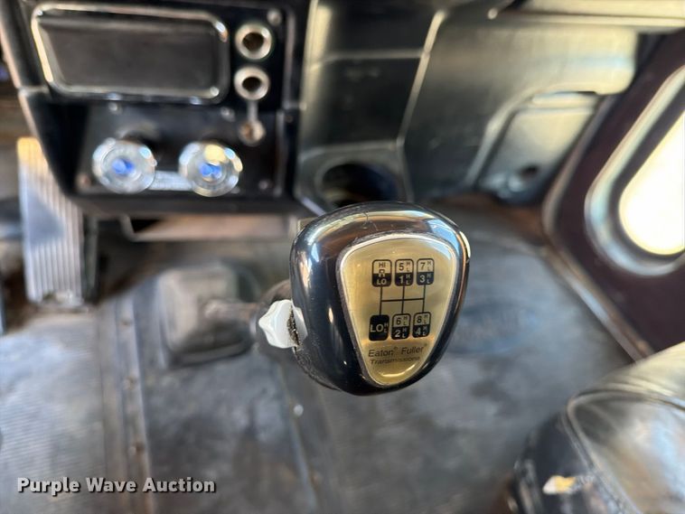 image for item DV8716 2001 Peterbilt 379 semi truck