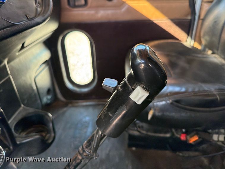 image for item DV8716 2001 Peterbilt 379 semi truck