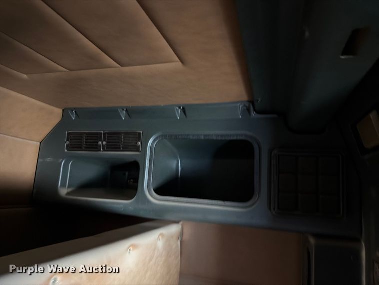 image for item DV8716 2001 Peterbilt 379 semi truck
