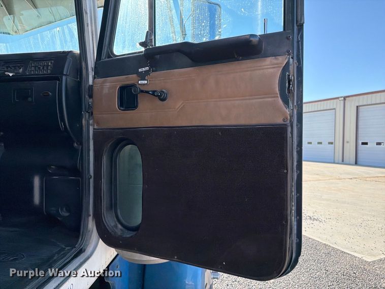 image for item DV8716 2001 Peterbilt 379 semi truck