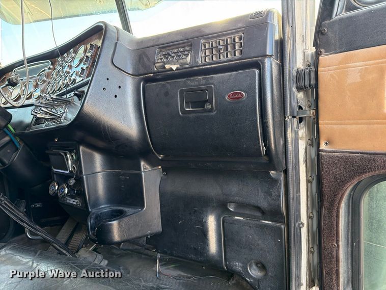 image for item DV8716 2001 Peterbilt 379 semi truck