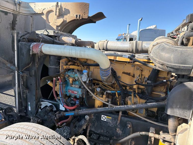image for item DV8716 2001 Peterbilt 379 semi truck