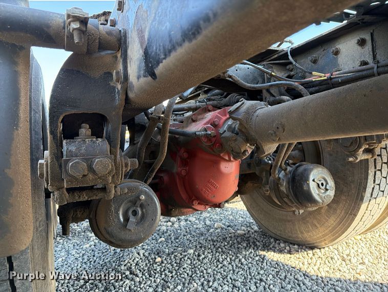 image for item DV8716 2001 Peterbilt 379 semi truck