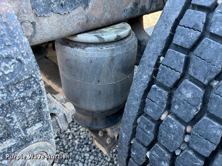 image for item DV8716 2001 Peterbilt 379 semi truck