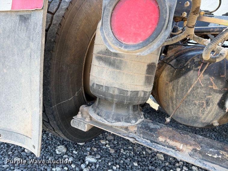 image for item DV8716 2001 Peterbilt 379 semi truck