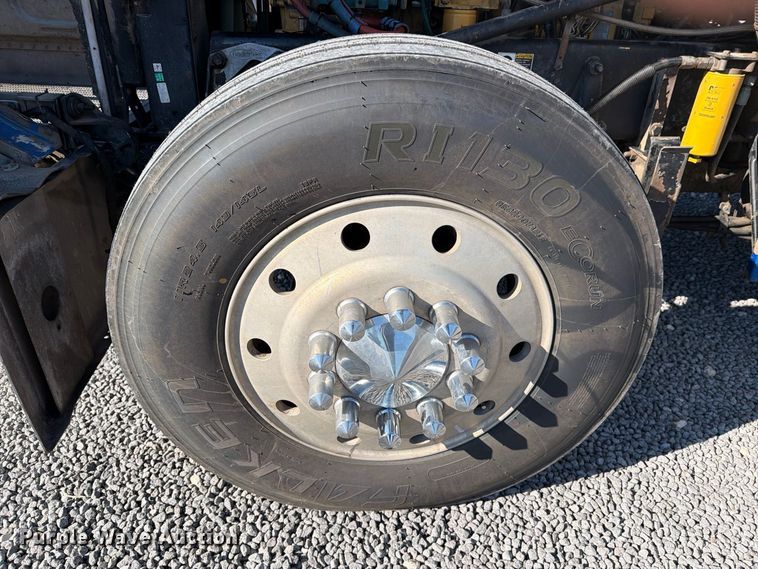 image for item DV8716 2001 Peterbilt 379 semi truck