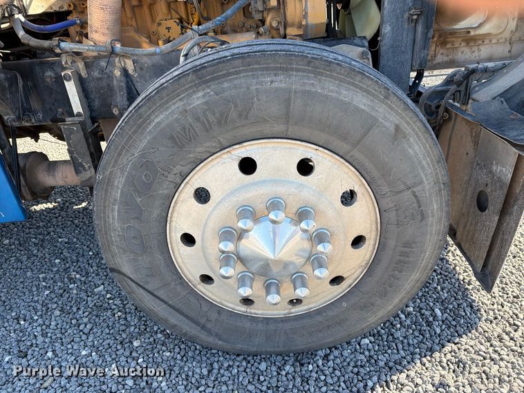 image for item DV8716 2001 Peterbilt 379 semi truck