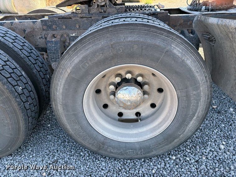 image for item DV8716 2001 Peterbilt 379 semi truck