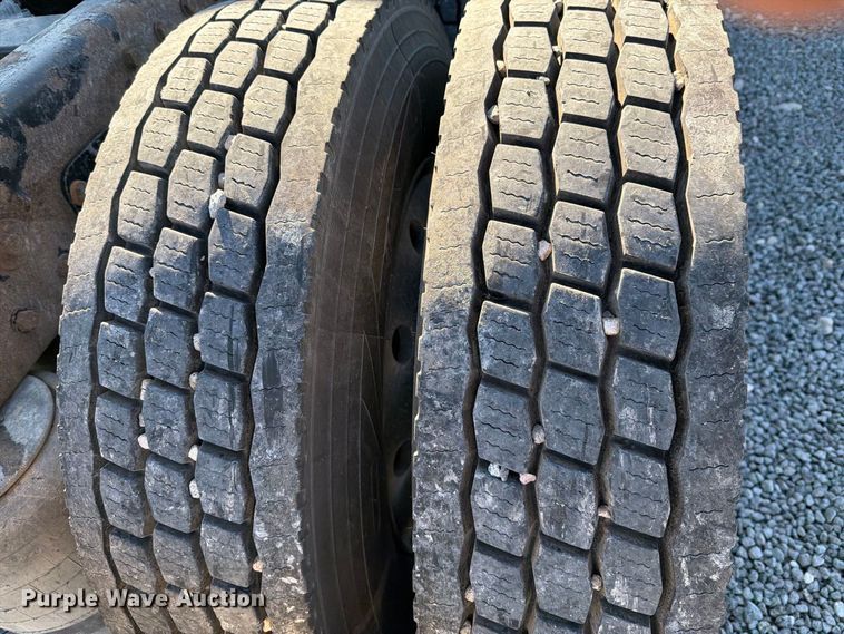 image for item DV8716 2001 Peterbilt 379 semi truck