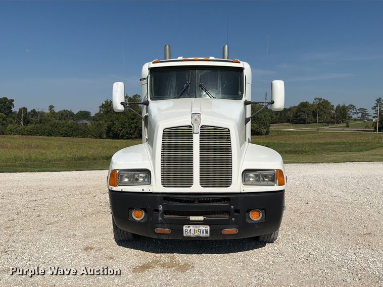 image for item DZ4708 2000 Kenworth T600 semi truck
