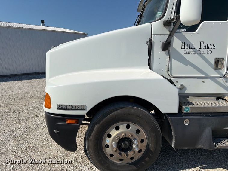 image for item DZ4708 2000 Kenworth T600 semi truck