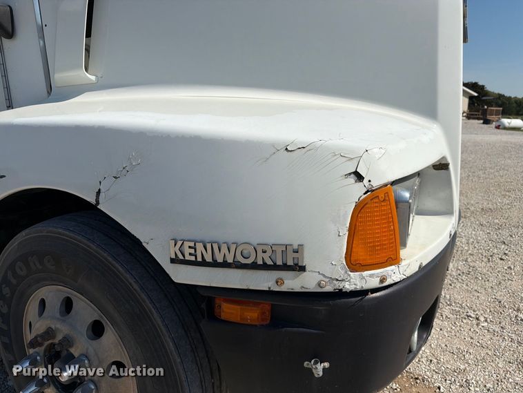 image for item DZ4708 2000 Kenworth T600 semi truck