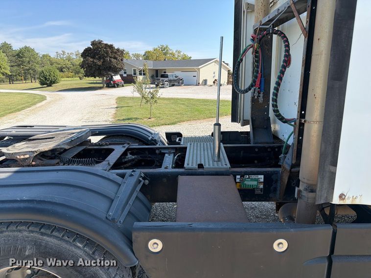 image for item DZ4708 2000 Kenworth T600 semi truck