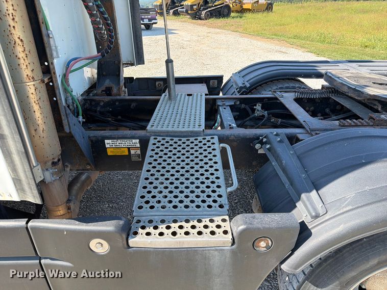 image for item DZ4708 2000 Kenworth T600 semi truck