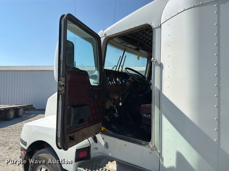 image for item DZ4708 2000 Kenworth T600 semi truck