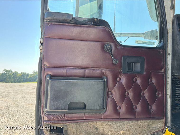 image for item DZ4708 2000 Kenworth T600 semi truck