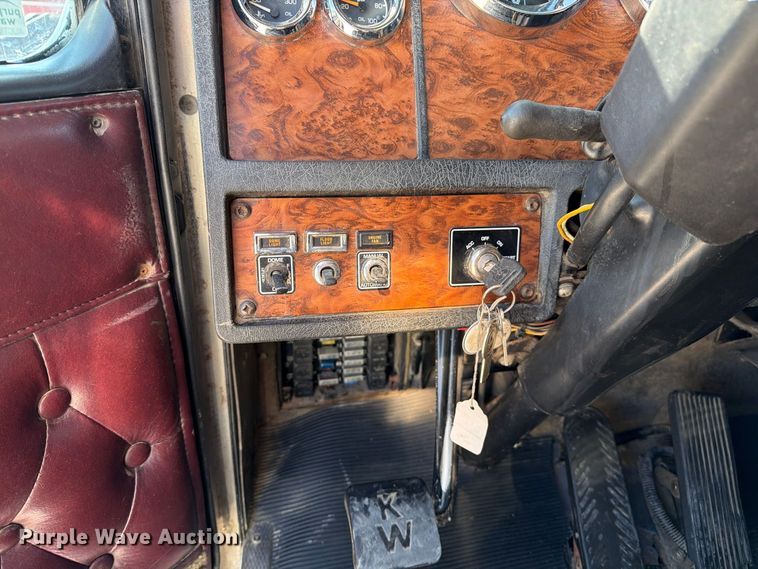 image for item DZ4708 2000 Kenworth T600 semi truck