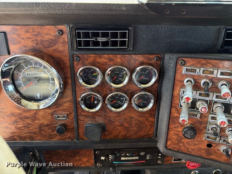 image for item DZ4708 2000 Kenworth T600 semi truck