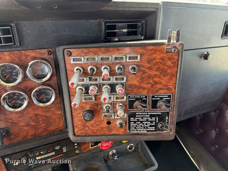 image for item DZ4708 2000 Kenworth T600 semi truck