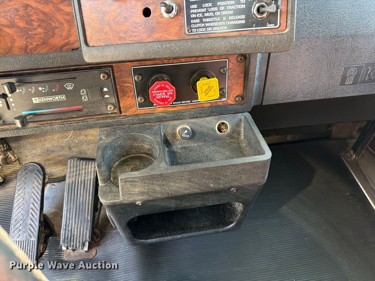 image for item DZ4708 2000 Kenworth T600 semi truck