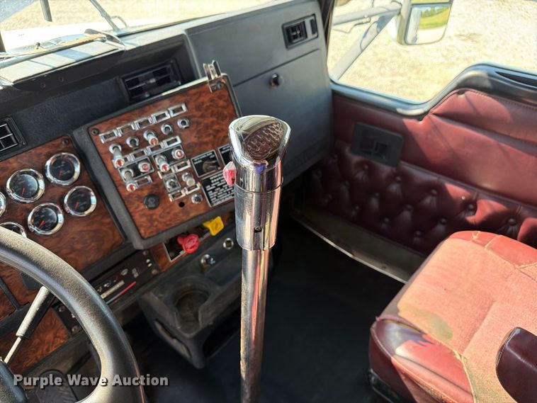 image for item DZ4708 2000 Kenworth T600 semi truck
