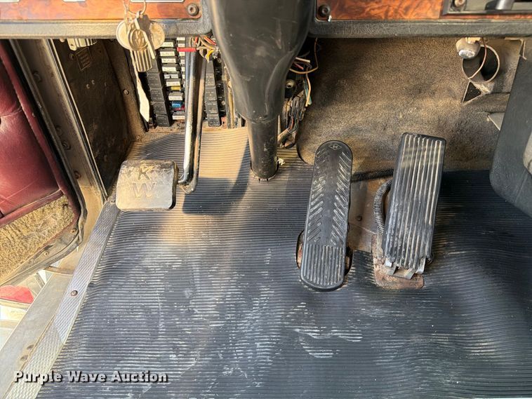 image for item DZ4708 2000 Kenworth T600 semi truck